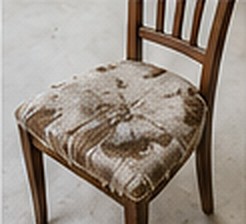 張り替え前:布がすり切れたダイニングチェア