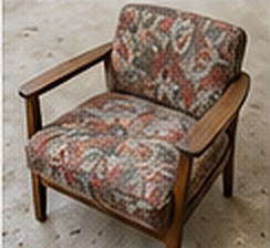 張り替え前:花柄の布が色あせた一人掛けソファ