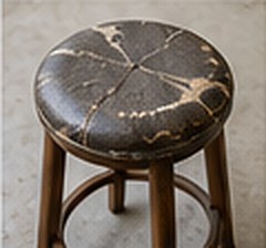 張り替え前:革がひび割れたスツール
